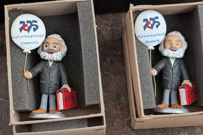 Der Chemnitzer gießt auch Karl Marx en miniature.
