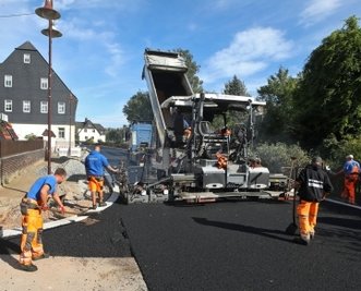 Auf der B 173-Baustelle in Oberlungwitz ist die letzte Asphaltschicht aufgetragen. 