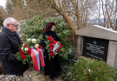 Treuens Bürgermeisterin Andrea Jedzig und ihre Lengenfelder Amtskollege Volker Bachmann legten am Donnerstag am Grab der jüdischen Frauen auf dem Friedhof Treuen Blumen nieder.Foto: David Rötzschke