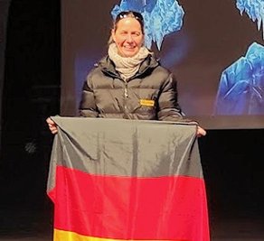 Gleich zweimal stand die Freibergerin Katleen Schierz bei der Eisschwimm-WM in Frankreich auf dem obersten Treppchen.