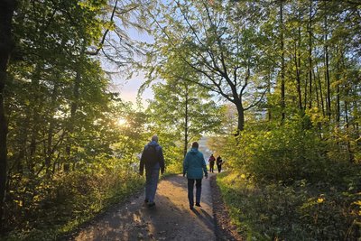 Wanderer, hier an der Buschecke nahe Neuhausen, können sich auf die Frühjahrswanderwoche freuen.