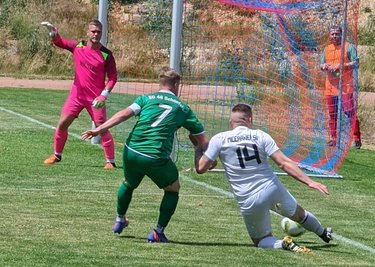 Der Meeraner Anton Schnabel (weißes Trikot) setzt sich in dieser Szene gegen Schönfels Kapitän Steven Weidenmüller durch. 