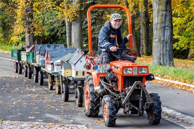 Im November ging für das Klein-Erzgebirge in Oederan eine spannende Saison positiv zu Ende. Vereinsvorsitzender Horst Drichelt bei der traditionellen Häuserabfahrt. Die handgefertigten Modelle werden im Winter eingelagert, bei Bedarf repariert und zu Ostern wieder aufgestellt.