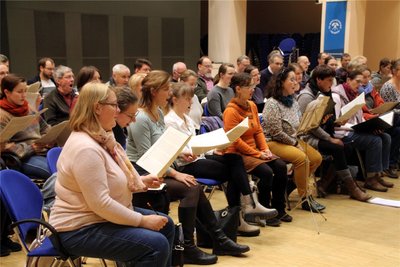 Konzentration und Hingabe: Der Chor des Freiberger Doms St. Marien bei der Probe.
