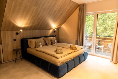 Ein Blick in eines der Zimmer im neuen Hotel „Das Erz“ zwischen Crottendorf und Markersbach. Wer auf den Balkon geht, hört die Große Mittweida rauschen.