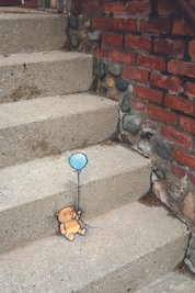 David Zinns Straßenkunst ist am Originalort immer nur bis zum nächsten Regen zu sehen. Doch vorher fotografiert er sie. Die Bilder sind nun in einem Buch zusammengefasst. Foto: David Zinn