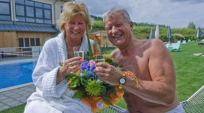 
              <p class="artikelinhalt">Sind am Mittwoch als die viermillionsten Besucher begrüßt worden: Gabriele und Mathias Meyer.</p>
            