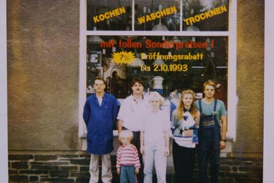 Historisches Foto – entstanden 1993 nach dem Umzug der Firma vom Elternhaus in Rotschau an die Friedensstraße in Reichenbach. Beate und Jens Kummer mit Sohn Chris, links daneben Verkäufer Steffen Prasse. Neben Beate Kummer steht deren Schwester Antje Schaller, daneben Elektriker Bernd Bachmann.