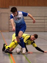 Spannende Zweikämpfe wie dieser zwischen dem Annaberger Leon Reichelt (am Ball) und Buchholz' Dustin Hofmann gab es zuletzt 2020 zu sehen. Eine Neuauflage des Erzgebirgshallencups ist offen. 