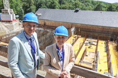 Steffen Meichßner, technischer Leiter, und Ute Gernke, Geschäftsführerin von Südsachsen Wasser, haben lange für die neue Filteranlage im Wasserwerk Einsiedel gekämpft.