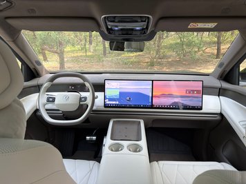 Klar und sehr modern: Große Bildschirme dürfen auch im Cockpit des ID.Era 9X nicht fehlen.