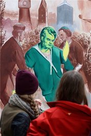 Besucher der Galerie Eigen+Art in Leipzig bei einem früheren Rundgang vor dem Gemälde "Der Landgang" von Neo Rauch. Der Maler gilt als Star, seine Werke verkaufen sich teuer.