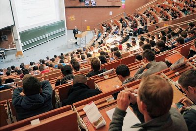 Ob sich junge Menschen aus ärmeren Familien ein Studium leisten können, hängt auch von der staatlichen Unterstützung ab. Die sehen Studentenvertreter zunehmend in Gefahr. 