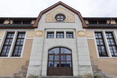 Die Jahnturnhalle in Ellefeld wird in diesem Jahr saniert. Konkret geht es um die Umkleiden und die sanitären Anlagen. Aber auch in der Halle selbst und an der Eingangstür wird es Erneuerungen geben.