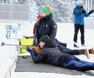 Helene Schöpf war vom Biathlon begeistert. Trainerin Katrin Hilbrich vom WSC Erzgebirge Oberwiesenthal stand der Berlinerin bei den Schießübungen mit Rat und Tat zur Seite. 