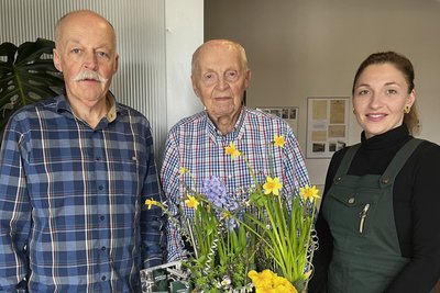 Drei Generationen vereint: Sohn Rolf Winterling und Enkelin Helene Winterling nehmen den Jubilar in die Mitte.