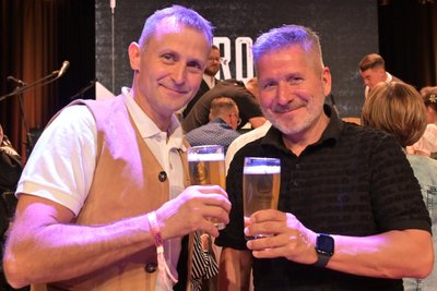 Die beiden Schneeberger Ralph Wagner (l.) und Andre Weber haben sich beim Fassbier-Anstich ein Glas einschenken lassen.