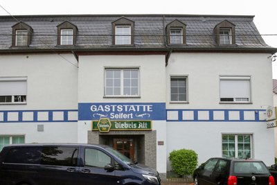 Unscheinbar von außen, aber im Inneren der Partytempel der Region.