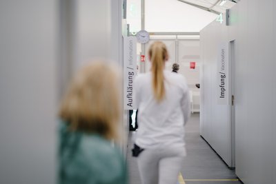 Das Deutsche Rote Kreuz (DRK) hat am Freitagabend 11.911 neue Termine für eine Corona-Impfung in den sächsischen Impfzentren freigeschaltet.