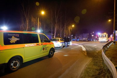 Rechts im Bild sieht man die Leitplanke, die der 21-Jährige angefahren hat. In der Mitte des Bildes eine Spur, die abzeichnet, wie das Fahrzeug von seiner Fahrbahn abgekommen ist.