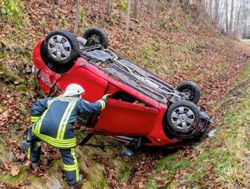 Das Auto überschlug sich. 