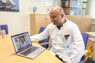 Verbunden: Professorin Katrin Engelmann, Vinodh Kakasserys Vorgängerin an der Leitung der Augenklinik, nahm am Gespräch über eine Videoschalte teil.