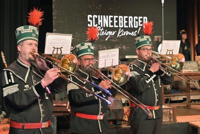 Bei der Steigerkirmes haben Musiker des Musikkorps der Bergstadt Schneeberg gespielt. In der Mitte Orchesterleiter Jens Bretschneider.