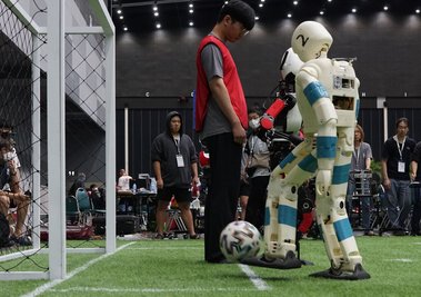 Spielende Fußballroboter gibt es schon länger - doch auch im menschlichen Fußball könnten in den nächsten Jahren verstärkt Assistenzroboter Einzug halten. (Archiv)