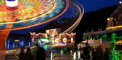 
              <p class="artikelinhalt">Im Butterfly (vorne links) ließen sich die Besucher des Inselfestes ebenso durcheinanderwirbeln wie im Break Dancer.  </p>
            