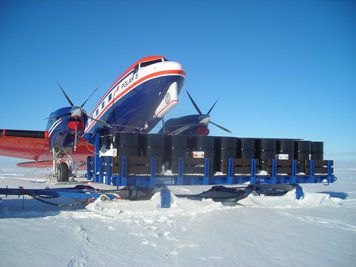 Der neue XXL-Frachtschlitten der Lehmann UMT am Südpol kann bis zu 60 Tonnen transportieren.