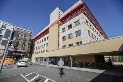 Der neue Arbeitsplatz: Die Augenklinik des Klinikums an der Flemmingstraße. Am linken Bildrand ist ein Teil des Neubaus zu sehen, in dem Vinodh Kakassery künftig arbeiten wird.