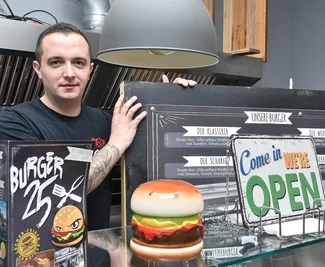 Marius Kurzke ist mit seinem Burger 25 in Markneukirchen umgezogen und fieberte in den vergangenen Tagen der Neueröffnung am heutigen Freitag entgegen. 