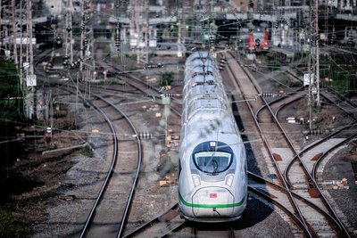 Ein Intercity-Express (ICE) fährt in den Hauptbahnhof in Essen ein: Wie können die Züge der Deutschen Bahn künftig pünktlicher fahren? 