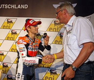 
              <p class="artikelinhalt">Der Spanier Daniel Pedrosa hat zum fünften Mal von Erich Homilius den Goldenen Sachsen-Ring überreicht bekommen. Foto:</p>
            