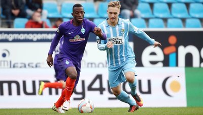 Björn Jopek (rechts) im Laufduell mit Bremens Mohamed Aidara.