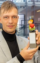 Erik Gläser von der Fachstelle Ehrenamt im Landratsamt zeigt die neue Figur, die Ausgezeichnete für das "Ehrenamt des Monats" künftig als Dankeschön bekommen. Noch wird ein Name für den Wichtel gesucht. 
