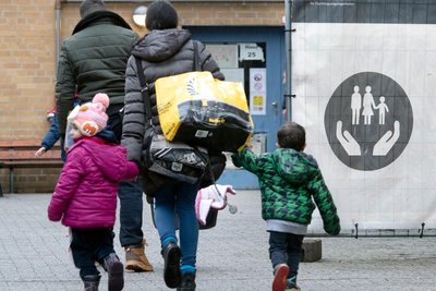 Die Ausstellung erzählt Schicksale von Geflüchteten, wie dieser Familie vor Erstaufnahmeeinrichtung.