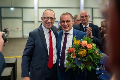 Erster Gratulant: AfD-Chef Tino Chrupalla erhielt nach seiner Wahl zum Spitzenkandidaten der Landesliste Blumen vom Landesvorsitzenden Jörg Urban (links).