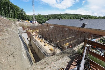 In der neuen Filteranlage soll das Wasser durch 2,50 Meter hohe Schichten aus Filtersand und Filterkohle fließen, bevor es in die Trinkwasserleitung kommt. Im Hintergrund steht die heutige Filteranlage.