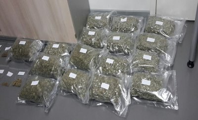 Die Polizei stellte in der Wohnung des 22-jährigen Tatverdächtigen mehrere verschweißte Beutel mit jeweils 500 Gramm Marihuana sicher.