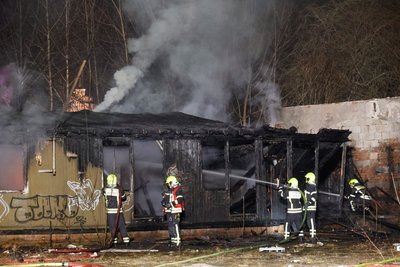 Dunkle Rauchwolken steigen aus der ehemaligen Lagerhalle.