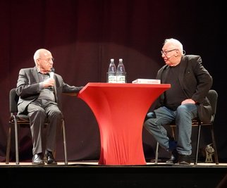 Gregor Gysi (links) am Mittwochabend im Gespräch mit Moderator Jürgen Rummel. 