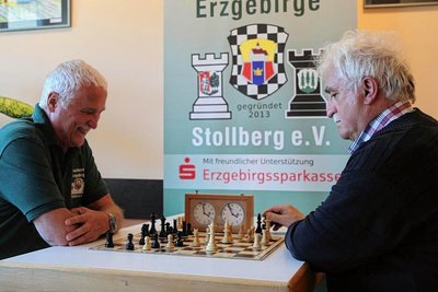 Vereinschef Jürgen Steinhardt (l.) und Wolfgang Bär waren früher beide in Oelsnitz aktiv - seit zehn Jahren gehören sie zu den Säulen der ersten Mannschaft der Stollberger. 
