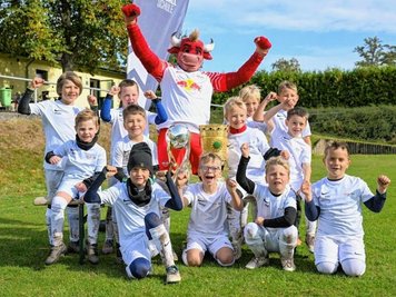 In den Herbstferien kam RB Leipzig zum Feriencamp nach Mülsen. Maskottchen Bulli hatte sogar den Supercup und den DFB-Pokal dabei. 