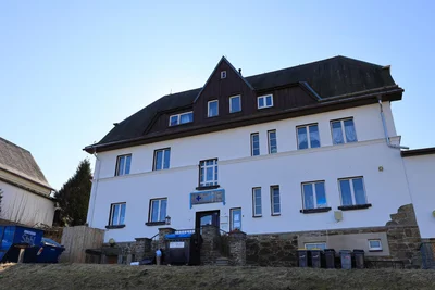 Im Gebäude an der Sporthalle in Raschau, unmittelbar an der B 101, findet man die Möbel- und Kleiderkammer des Blauen Kreuzes.