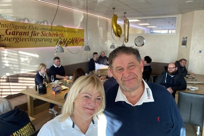 Blick in den Pausenraum bei Elektro Kummer an der Friedensstraße. Unübersehbar die Deko zum 60. Geburtstag des Firmenchefs.