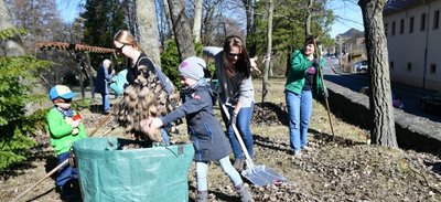 Im vergangenen Jahr halfen beim Frühjahrsputz im Tierpark Freiberg Tina Alicante (Mitte), Katrin Pilz mit Theodor (links), Florentine (vorn) und Annett Schrenk (rechts) mit.