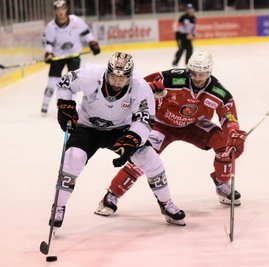 Der Frankfurter Dylan Wruck (links), der später das 4:0 für den Spitzenreiter erzielte, behauptet den Puck in dieser Spielszene aus dem ersten Drittel gegenüber dem Crimmitschauer Mathieu Lemay. 