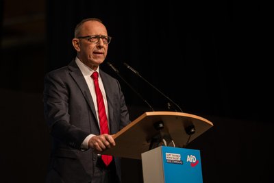 „Wer Merz wählt, wählt den Krieg“: Sachsens AfD-Chef Jörg Urban am Samstag in Löbau in seiner Begrüßungsrede.