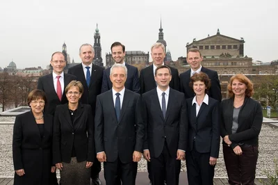 oben: Markus Ulbig, Thomas Schmidt, Sebastian Gemkow, Georg Unland und Fritz Jaeckel; unten: Brunhild Kurth, Barbara Klepsch, Stanislaw Tillich, Martin Dulig, Eva-Maria Stange und Petra Köpping.